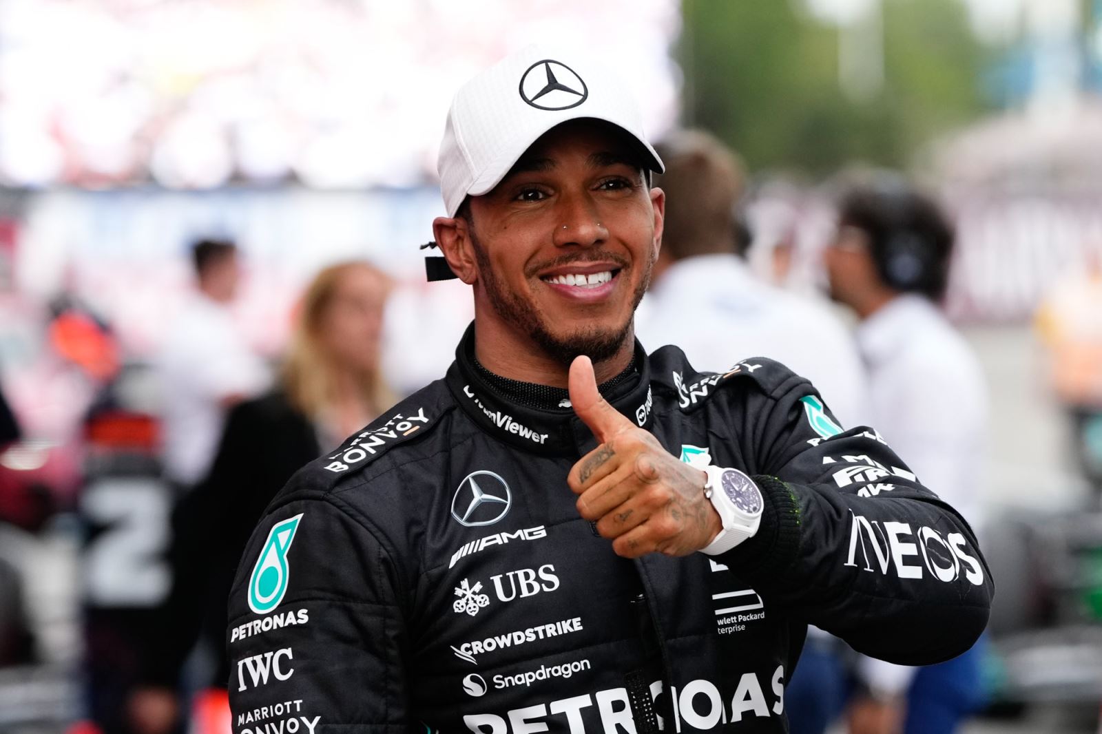 Lewis Hamilton đeo đồng hồ IWC